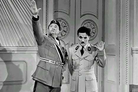 Chaplin satiriza a todos los dictadores, poniendo la atención en los particulares 